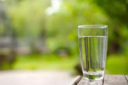 我们在生活中应该如何正确的喝水呢？