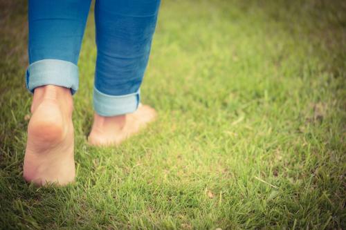 赤脚走在草地上，它可以改善你的健康